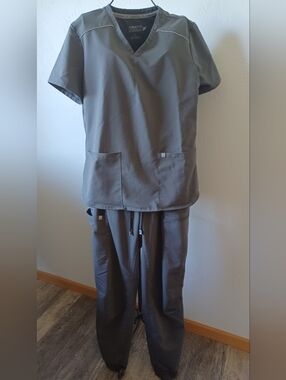 Fabletics Women's Charcoal Gray Scrub set
